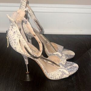 Guess Kathee Croc Embossed snake skin T Strap Open Toe Pumps / Sandals sz 7